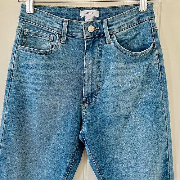 Forever 21 Essential Mid Rise Medium Wash 5-Pocket Sculpting Stretch Skinny Jean - Picture 6 of 11